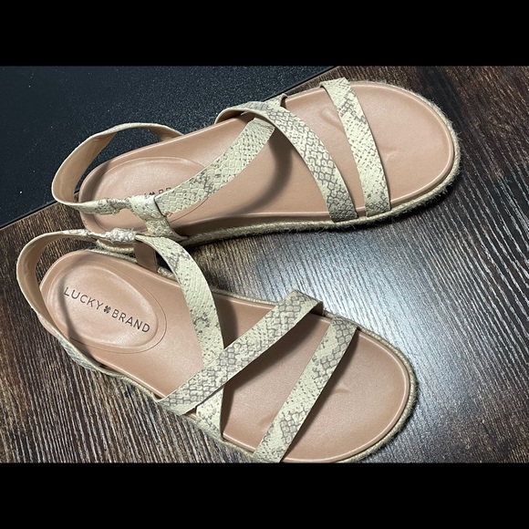 Causal Comfortable and Stylish Sandals - Picture 2 of 3